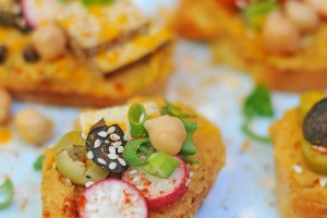 Kanape sendviči s mediteranskim humusom