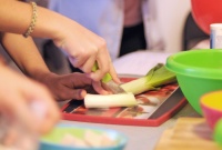 Quiche od luka - rezanje poriluka